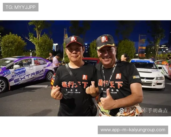 赛车车手赛中协作取胜，团队精神闪耀